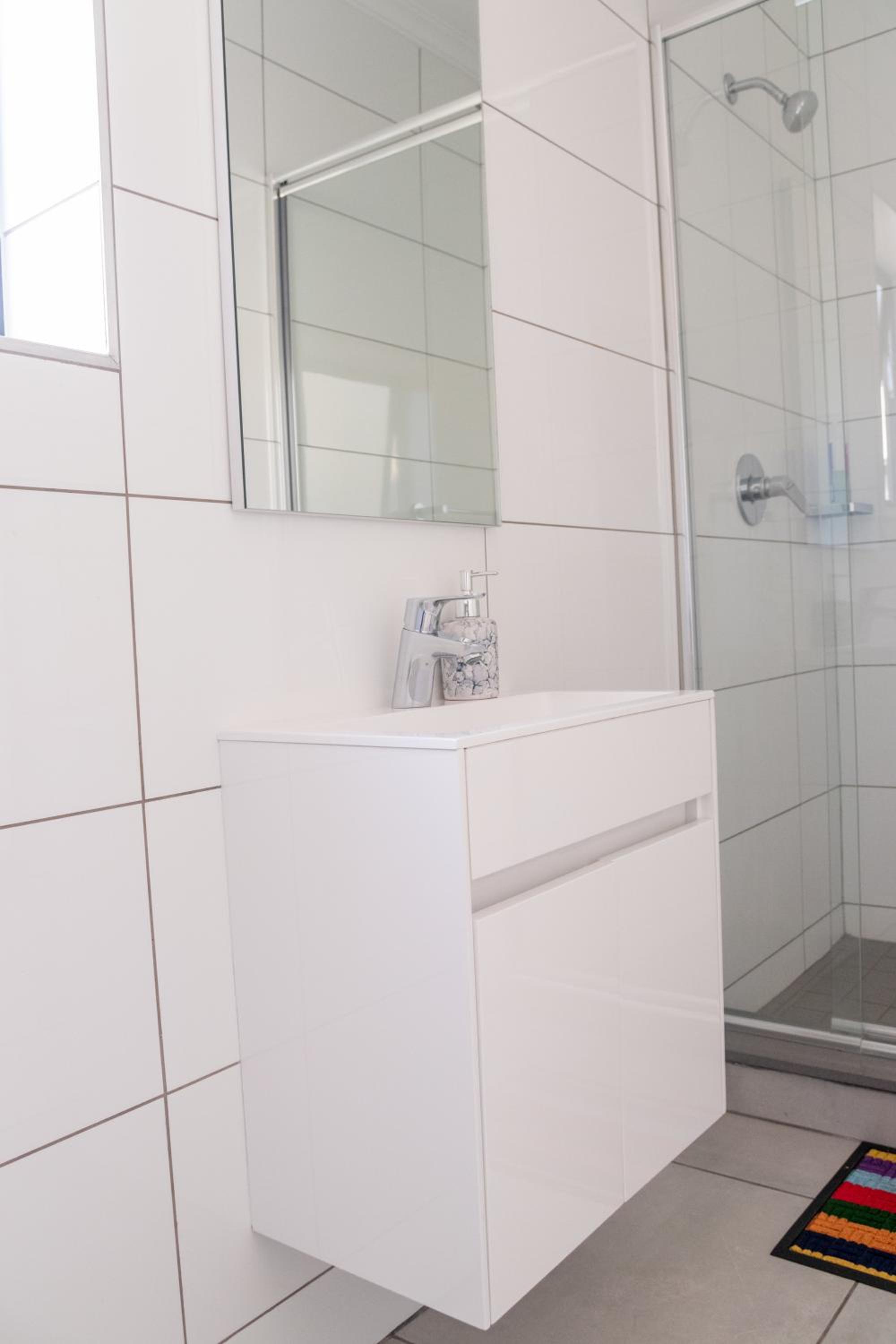 Secure 1 Bedroom Apartment in Midrand, Waterfall City - Lock Up and Go - Free WIFI and Parking - 8 Elizabeth Place