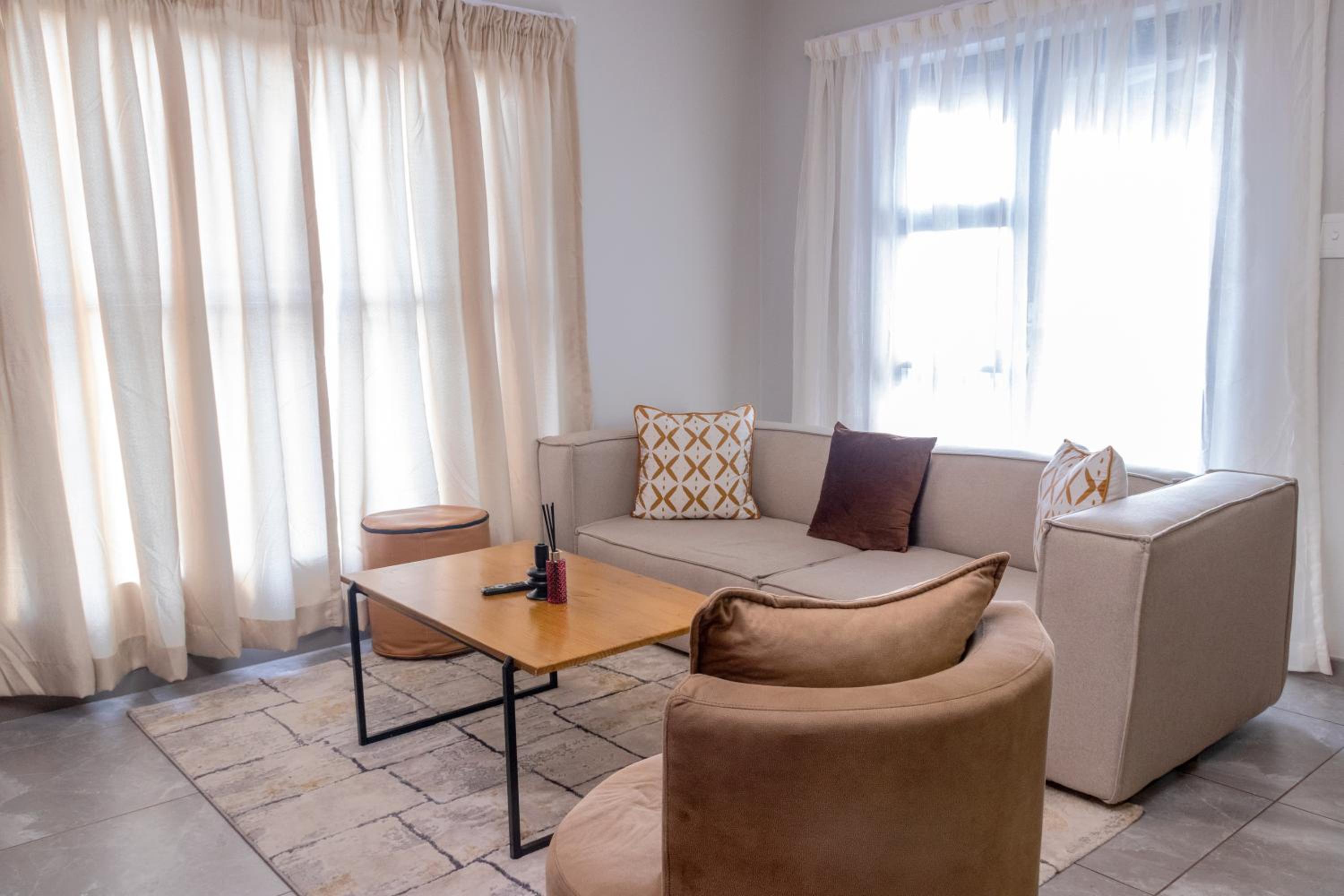 Secure 1 Bedroom Apartment in Midrand, Waterfall City - Lock Up and Go - Free WIFI and Parking - 8 Elizabeth Place