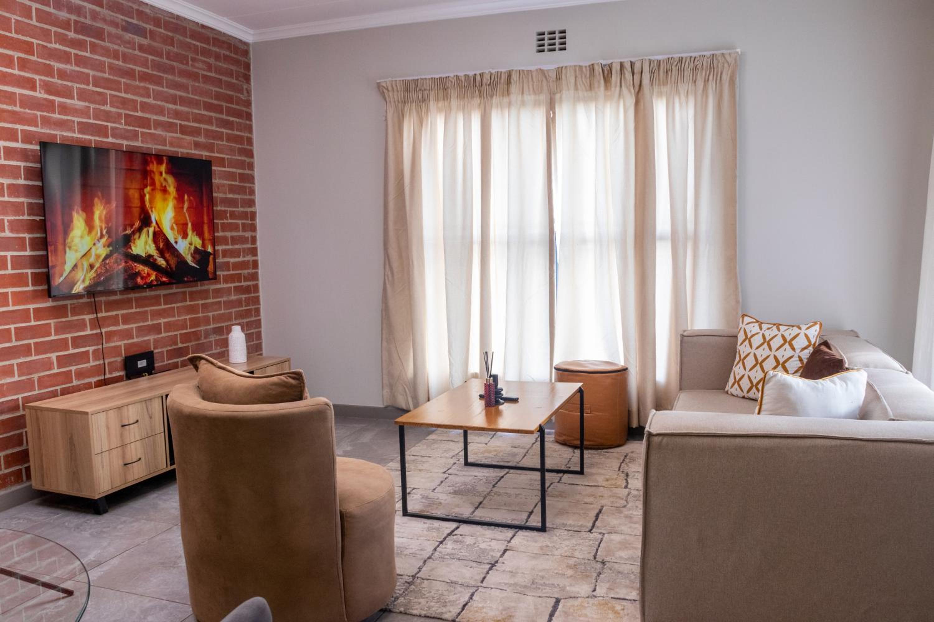 Secure 1 Bedroom Apartment in Midrand, Waterfall City - Lock Up and Go - Free WIFI and Parking - 8 Elizabeth Place