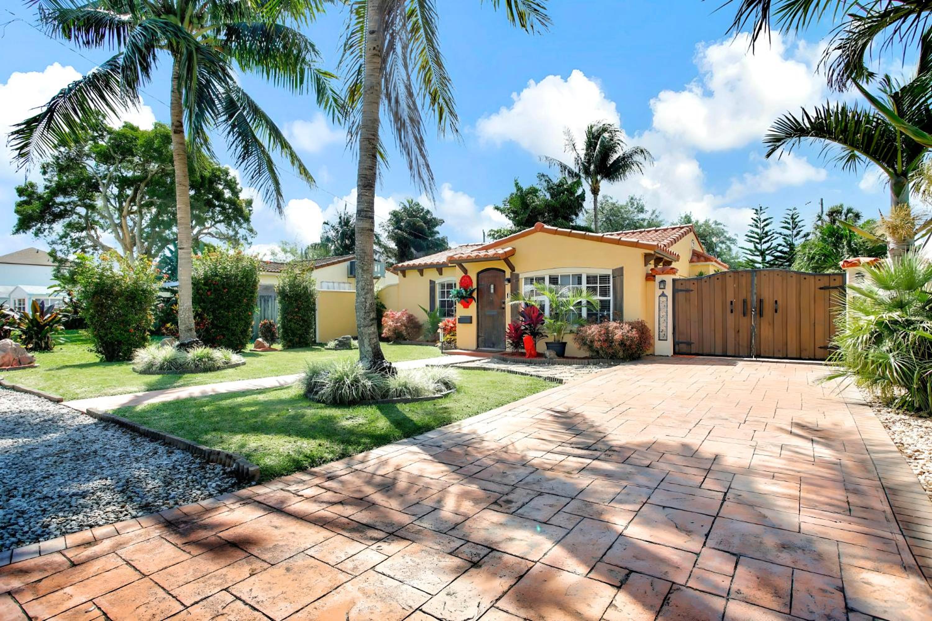 Hotel Fun Getaway: Hot Tub, Tiki Bar, Arcade Room