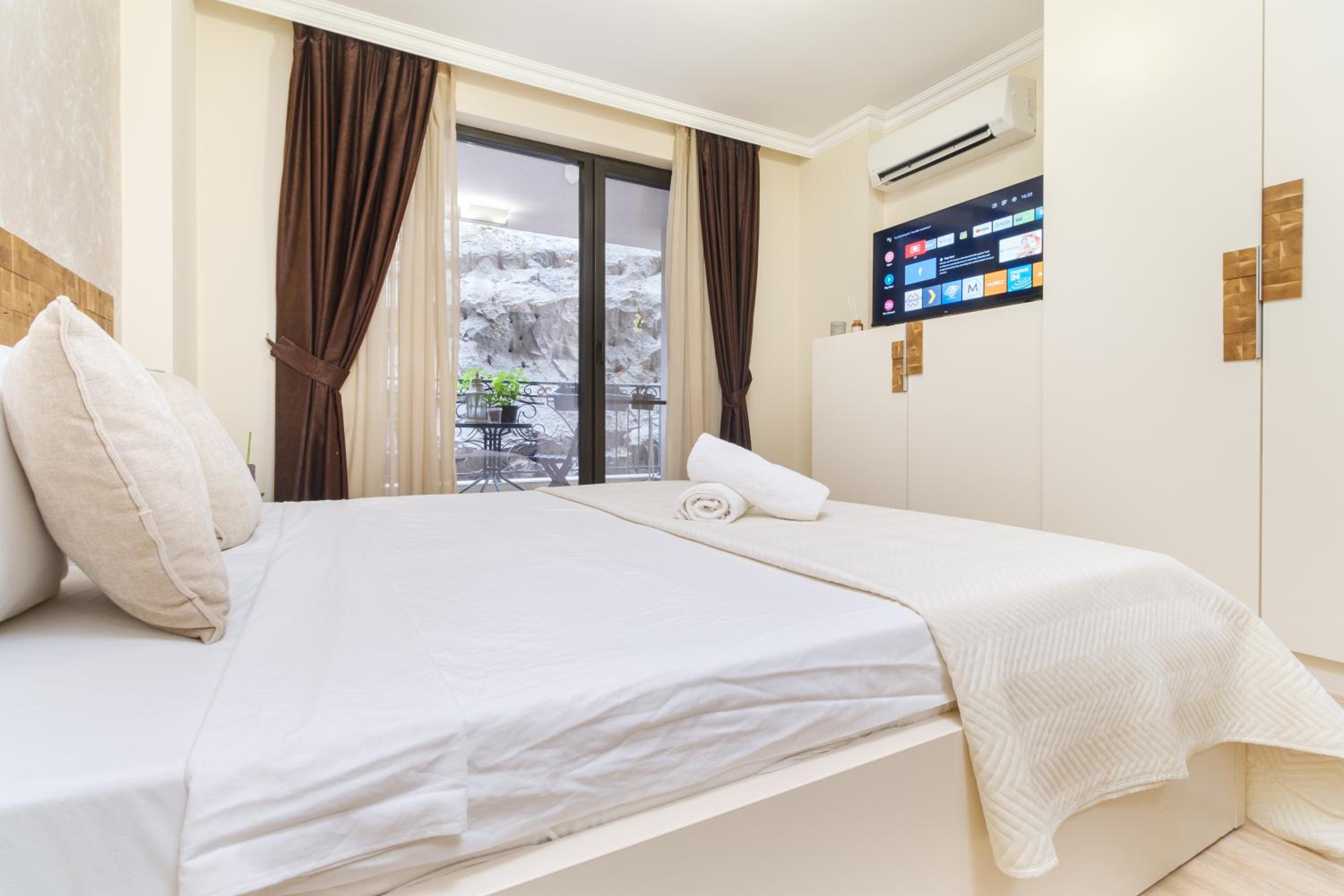 Serene Luxury Retreat Near Kapana
