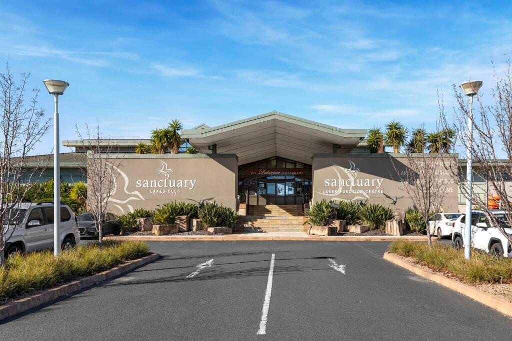 4Br golf Townhouse in POINT COOK