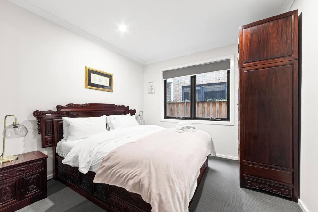 4Br golf Townhouse in POINT COOK