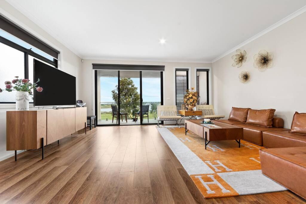 4Br golf Townhouse in POINT COOK