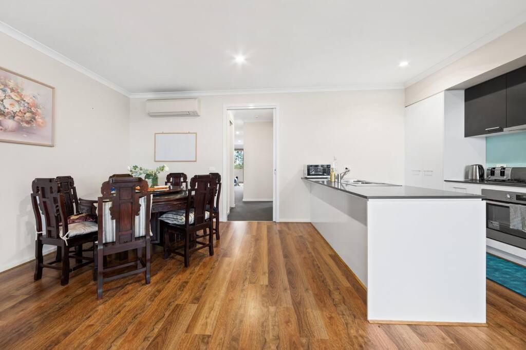 4Br golf Townhouse in POINT COOK