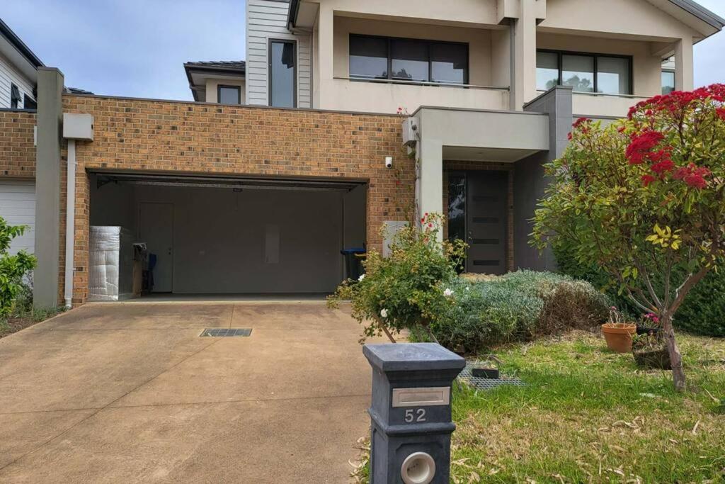 4Br golf Townhouse in POINT COOK