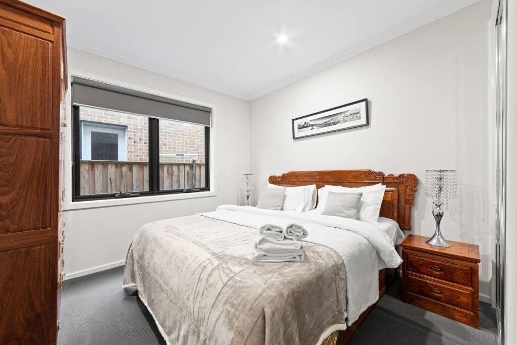 4Br golf Townhouse in POINT COOK