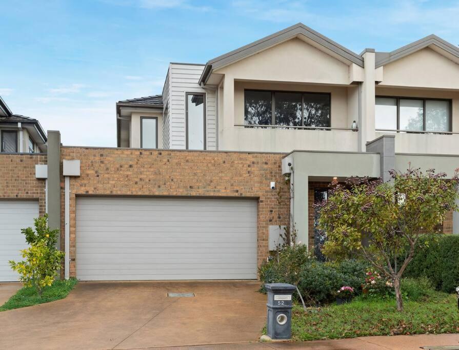 4Br golf Townhouse in POINT COOK