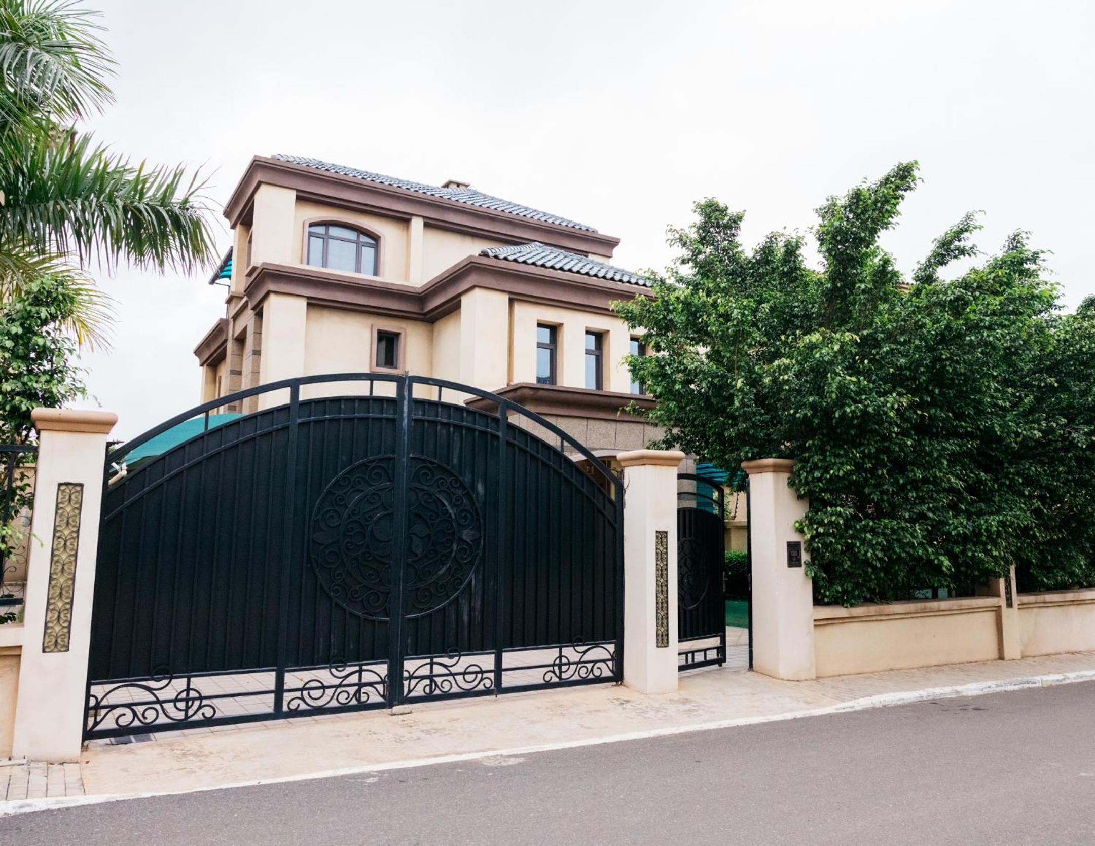 Hoch Realty