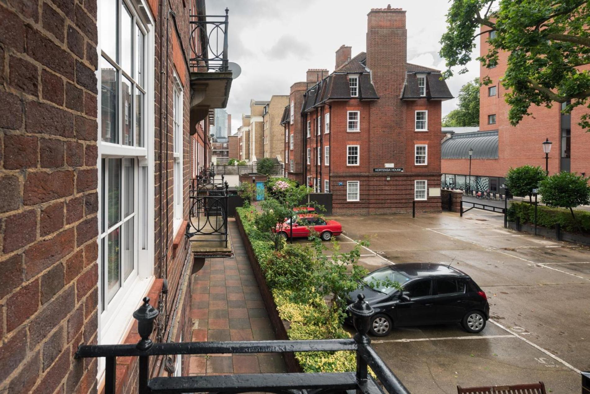 The White Leopard - Stylish 3BR in Chelsea