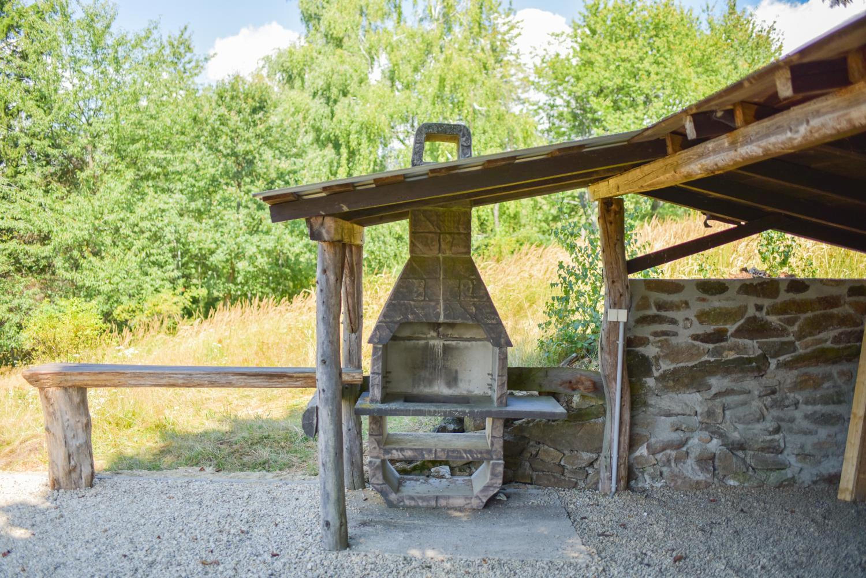 Chalupa na lúčnych kvetoch view 3