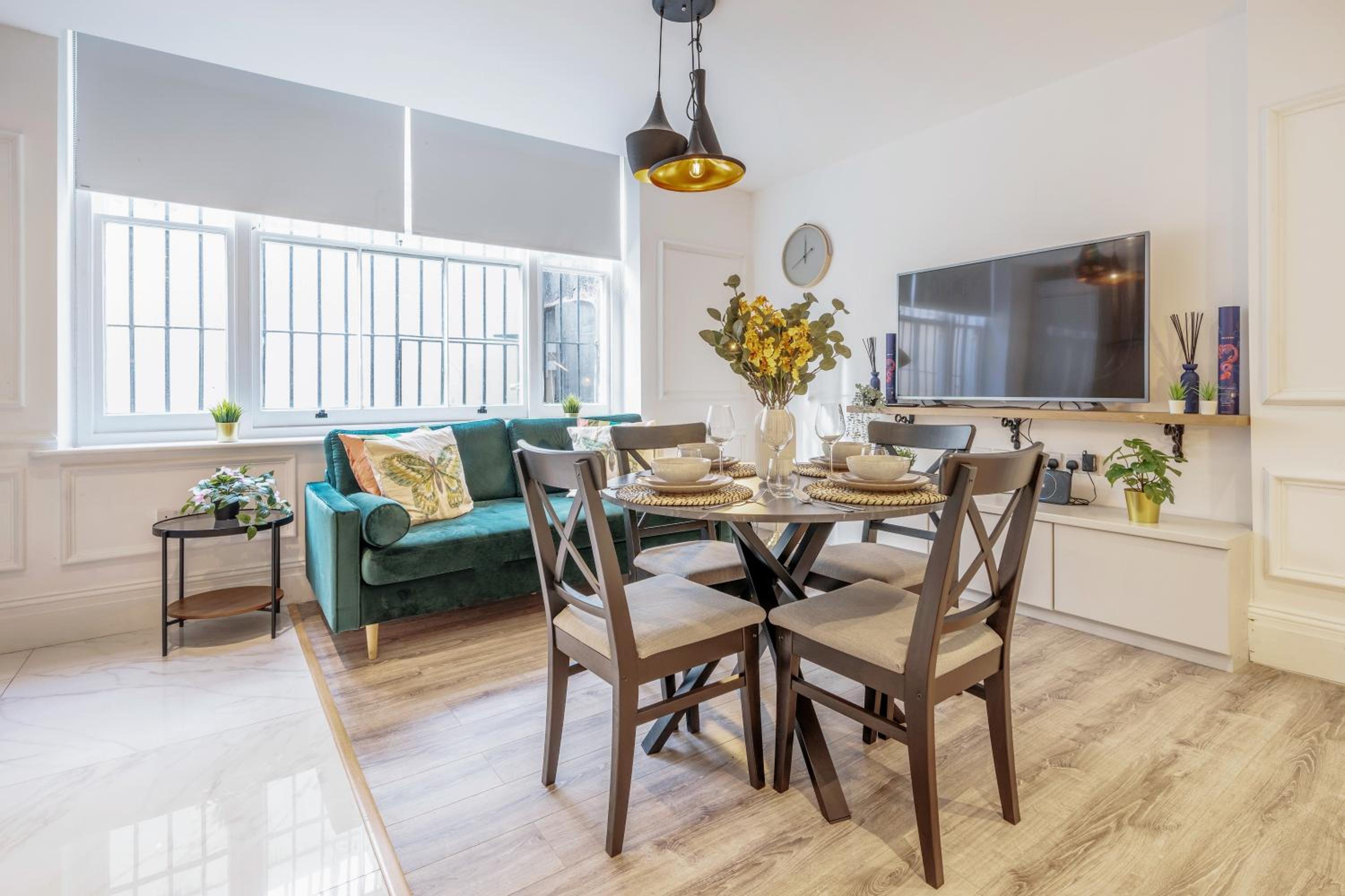 The Hyde Park Apartment - Central and Bright