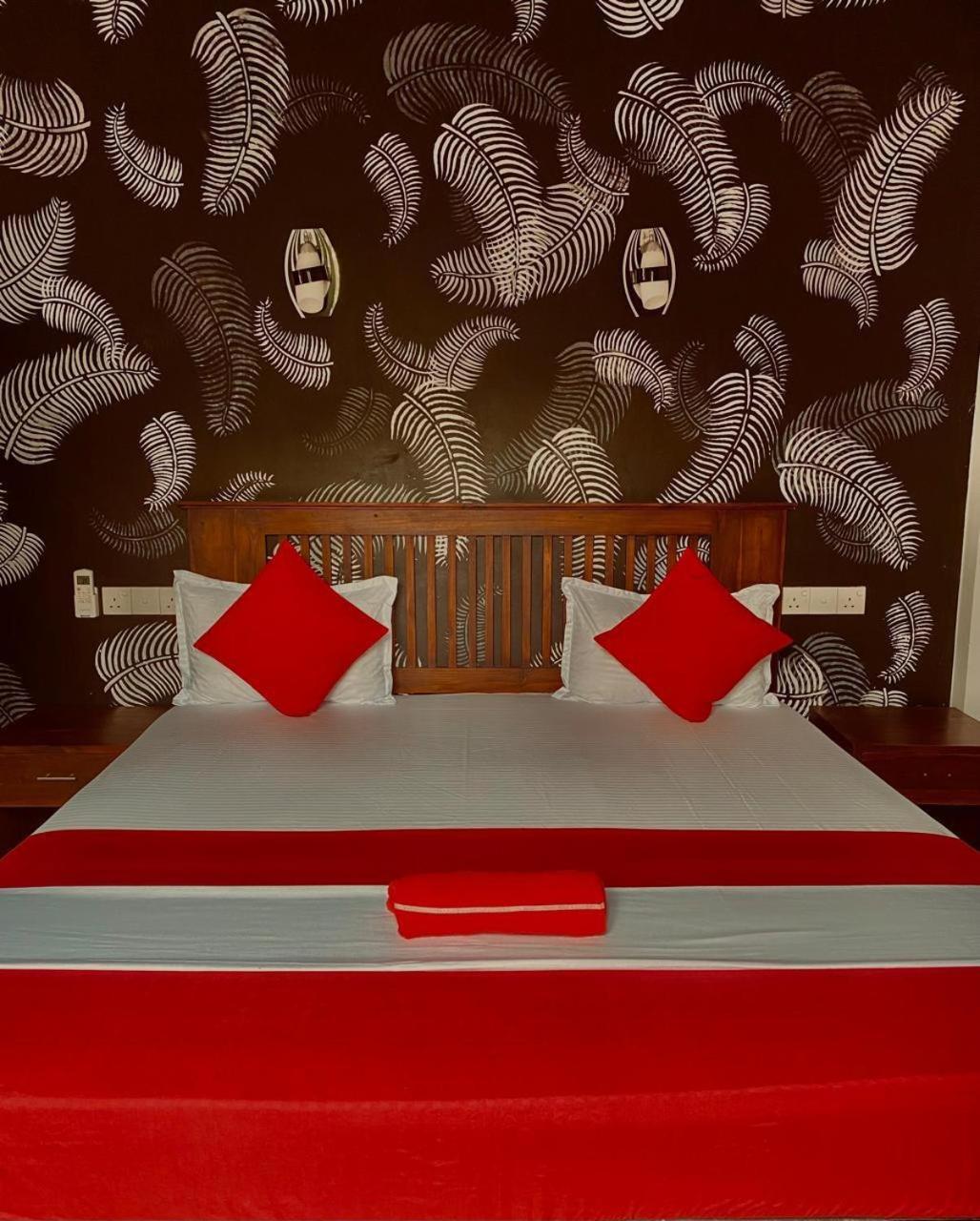 thambara gueust house