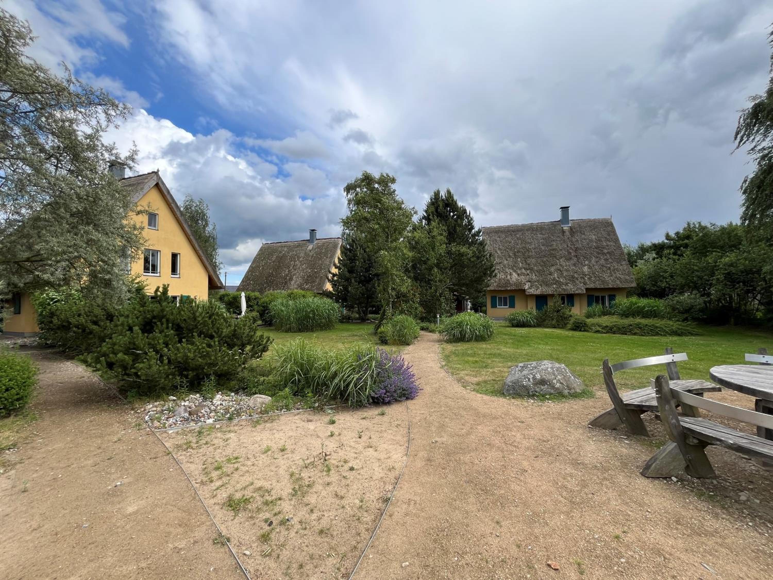 Reetdachhaus mit Schwimmteich in Krienke