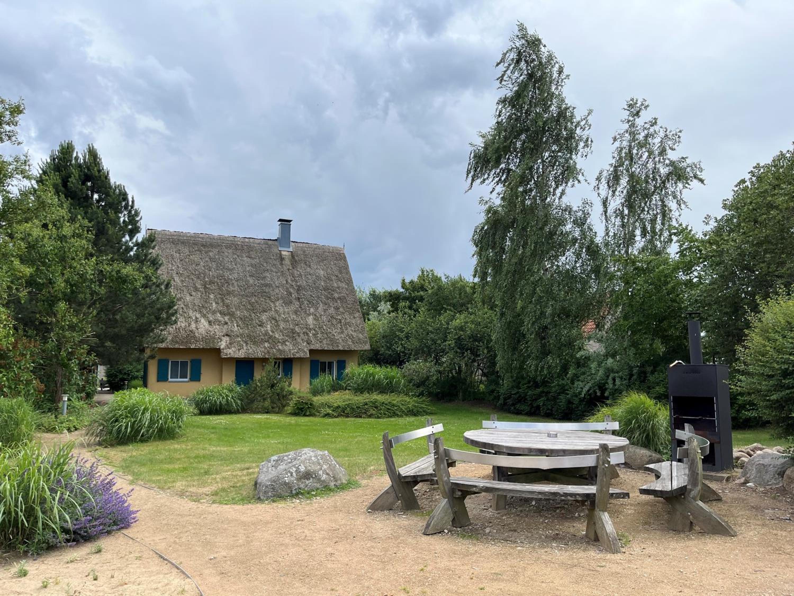 Reetdachhaus mit Schwimmteich in Krienke
