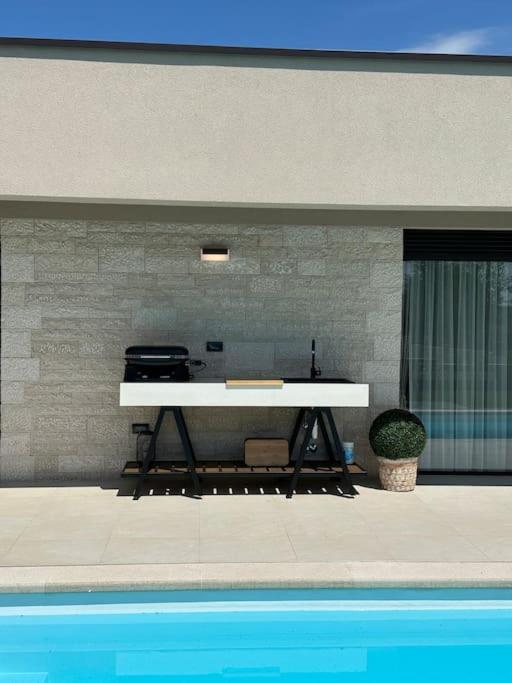Villa Daleo with heated pool and jacuzzi near Porec