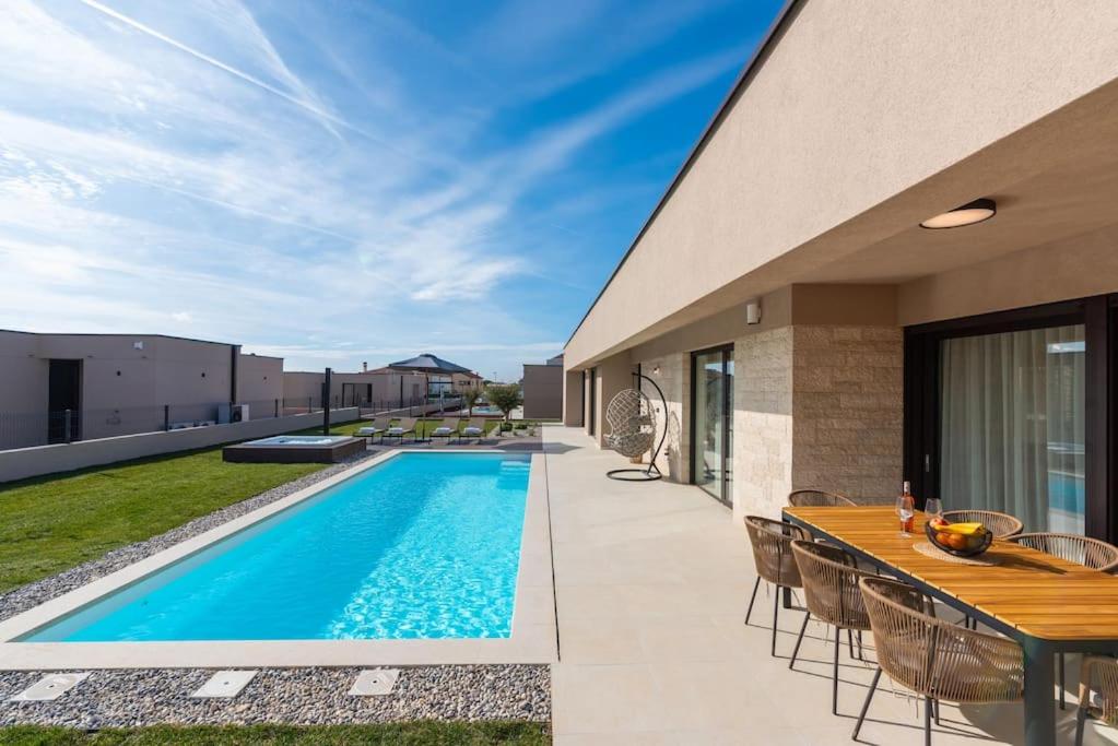 Villa Daleo with heated pool and jacuzzi near Porec