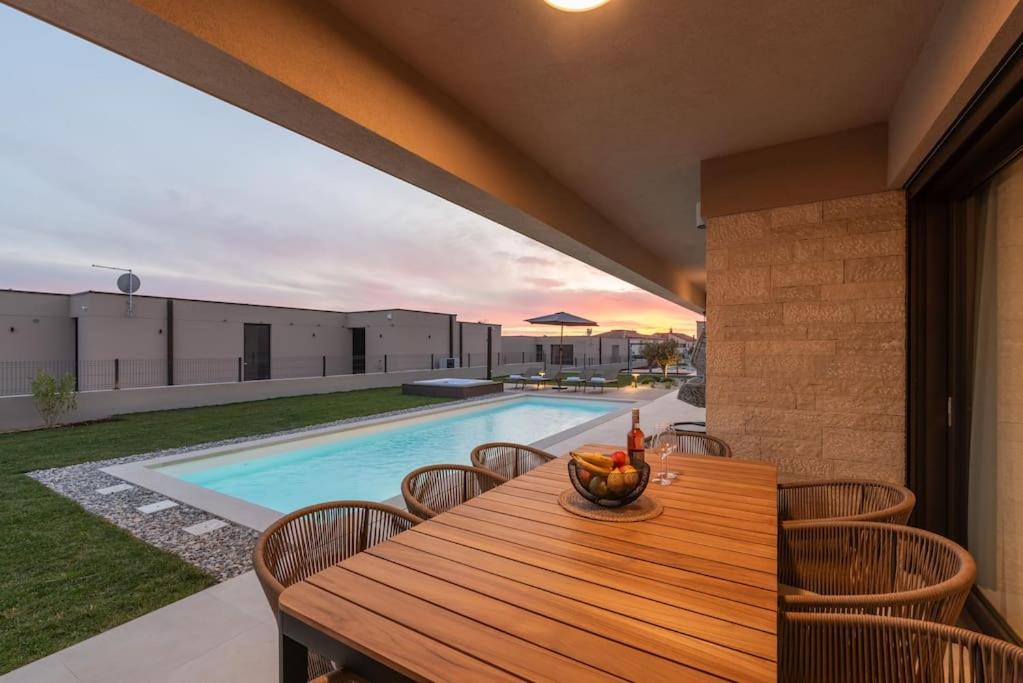 Villa Daleo with heated pool and jacuzzi near Porec