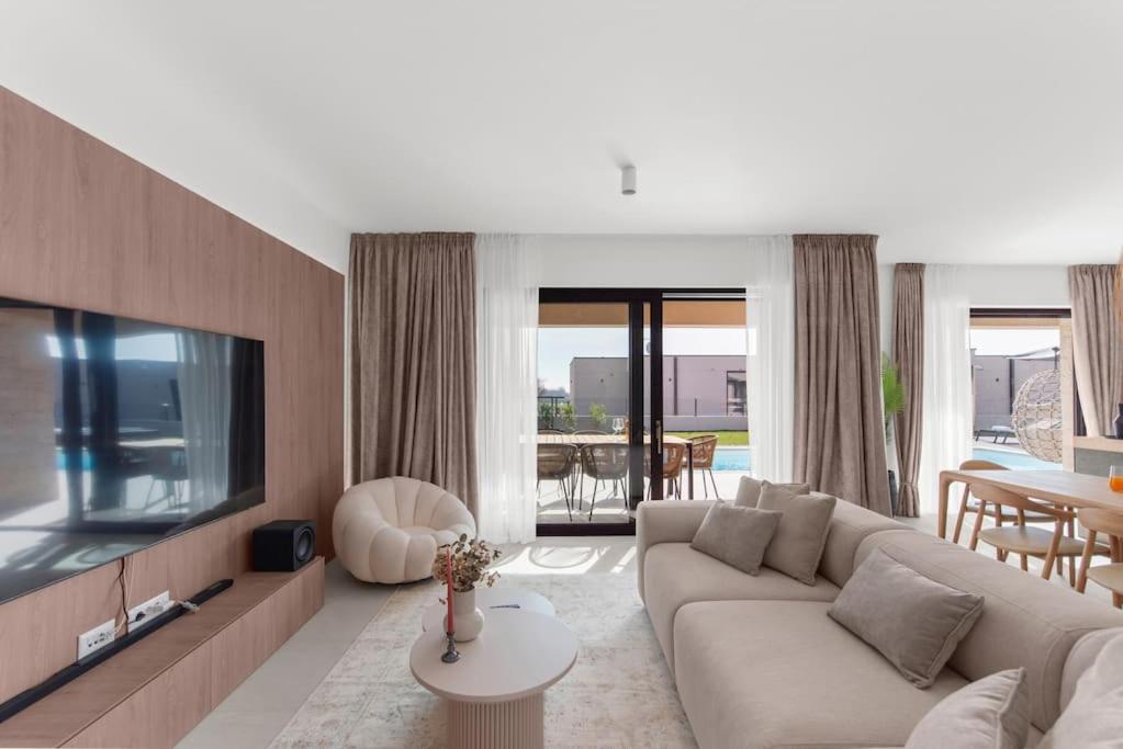 Villa Daleo with heated pool and jacuzzi near Porec