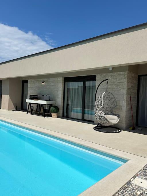 Villa Daleo with heated pool and jacuzzi near Porec