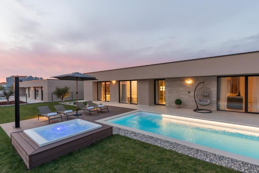 Villa Daleo with heated pool and jacuzzi near Porec
