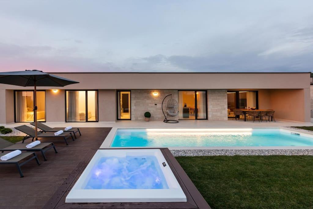 Villa Daleo with heated pool and jacuzzi near Porec