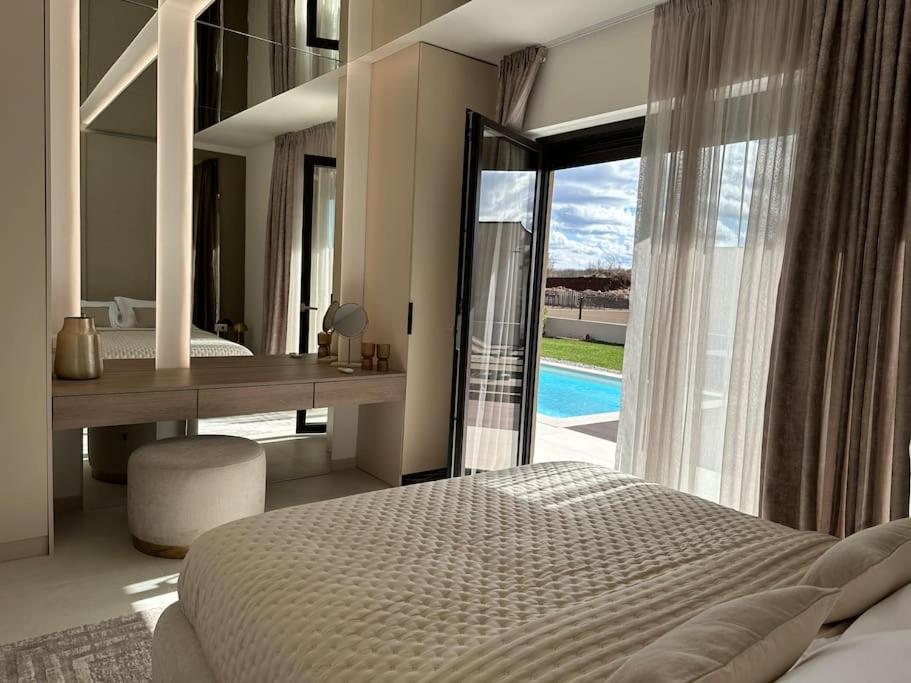 Villa Daleo with heated pool and jacuzzi near Porec