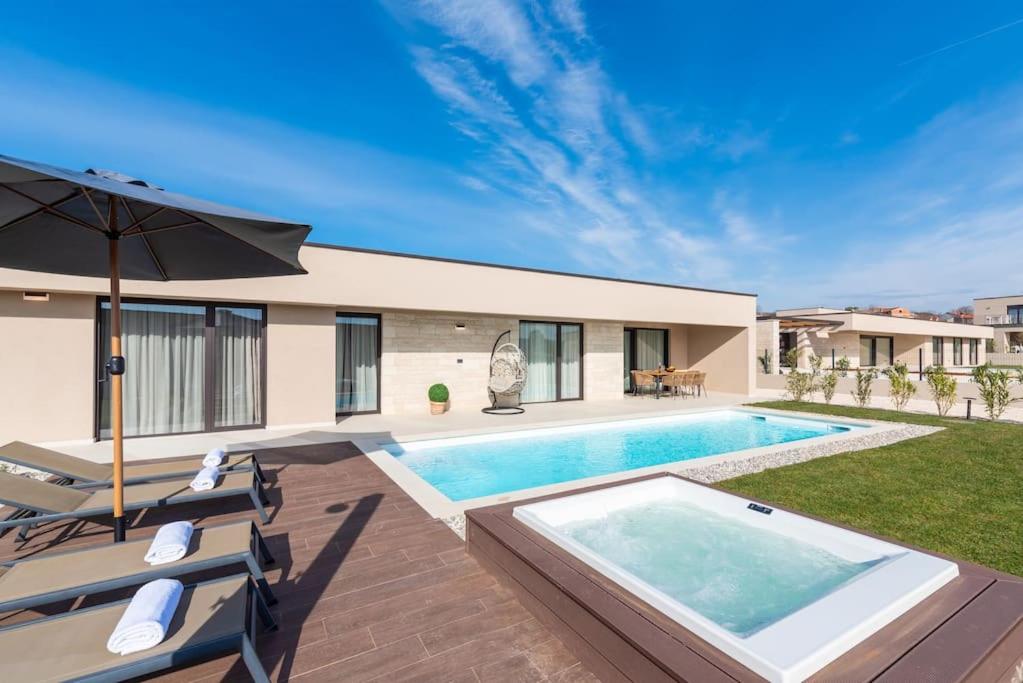 Villa Daleo with heated pool and jacuzzi near Porec