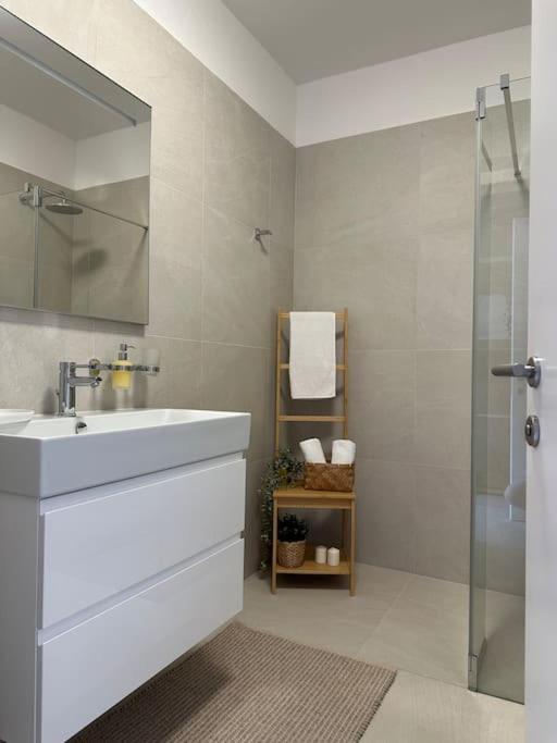 Villa Daleo with heated pool and jacuzzi near Porec