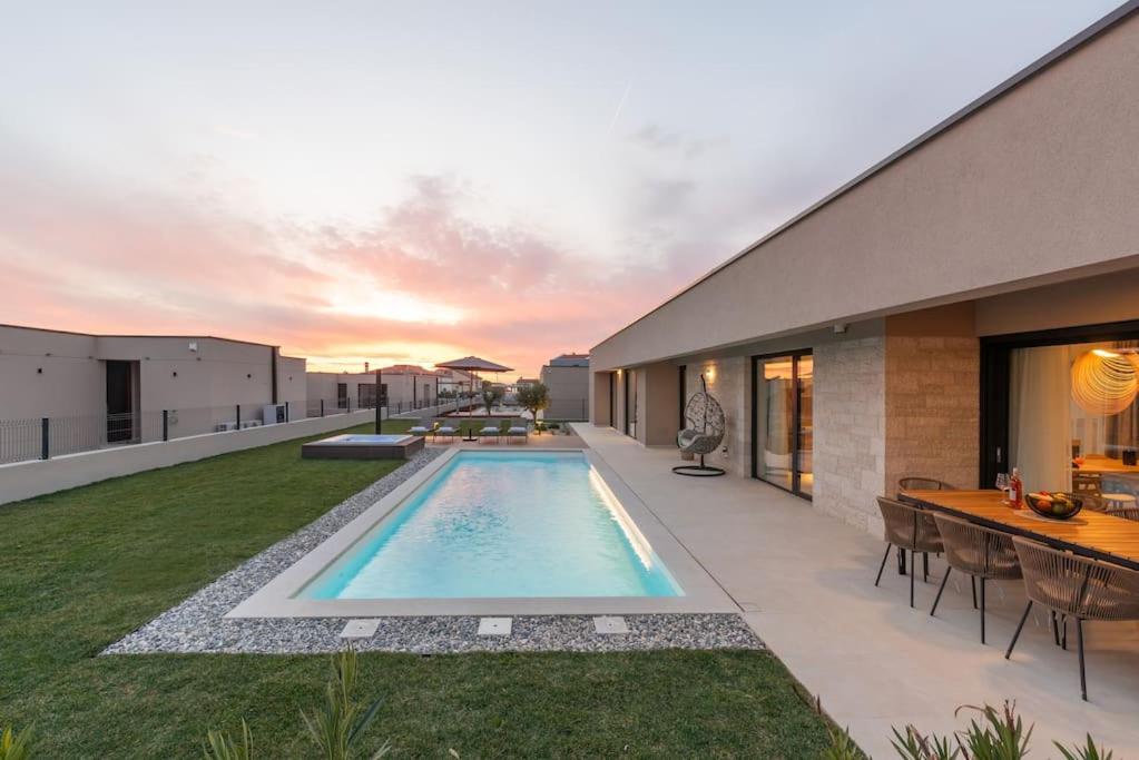 Villa Daleo with heated pool and jacuzzi near Porec