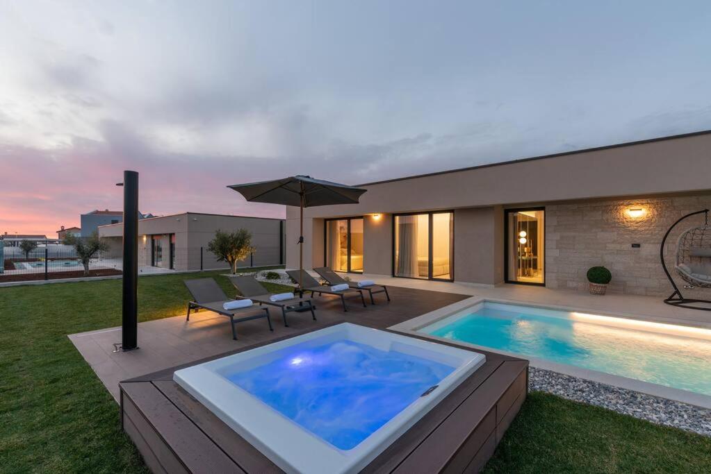 Villa Daleo with heated pool and jacuzzi near Porec