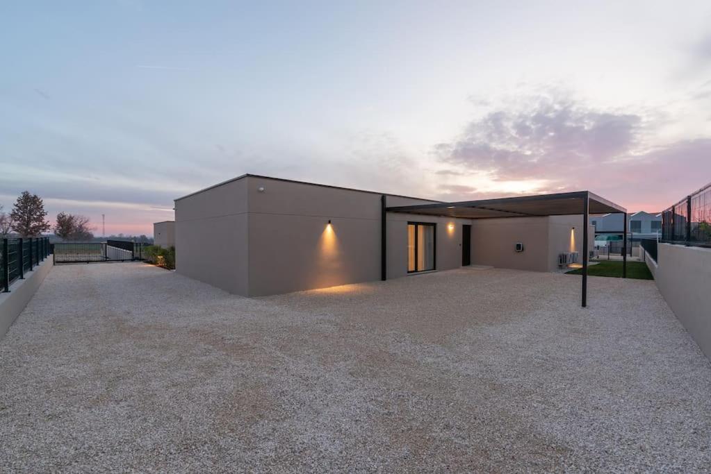 Villa Daleo with heated pool and jacuzzi near Porec