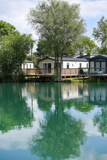 Lakefront Lodge 5 Star Country Park Private Fishing FREE Parking