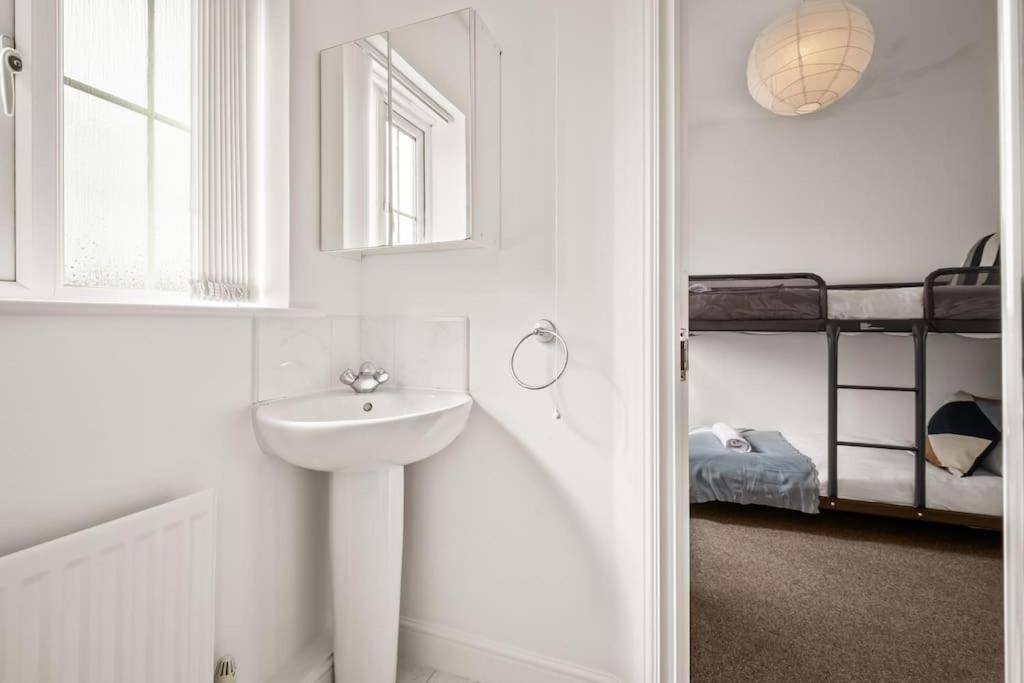 Cosy House with free parking! view 5