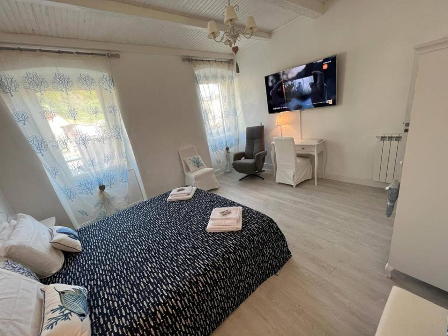DELuxe 4 Bedrooms in Fegina Monterosso