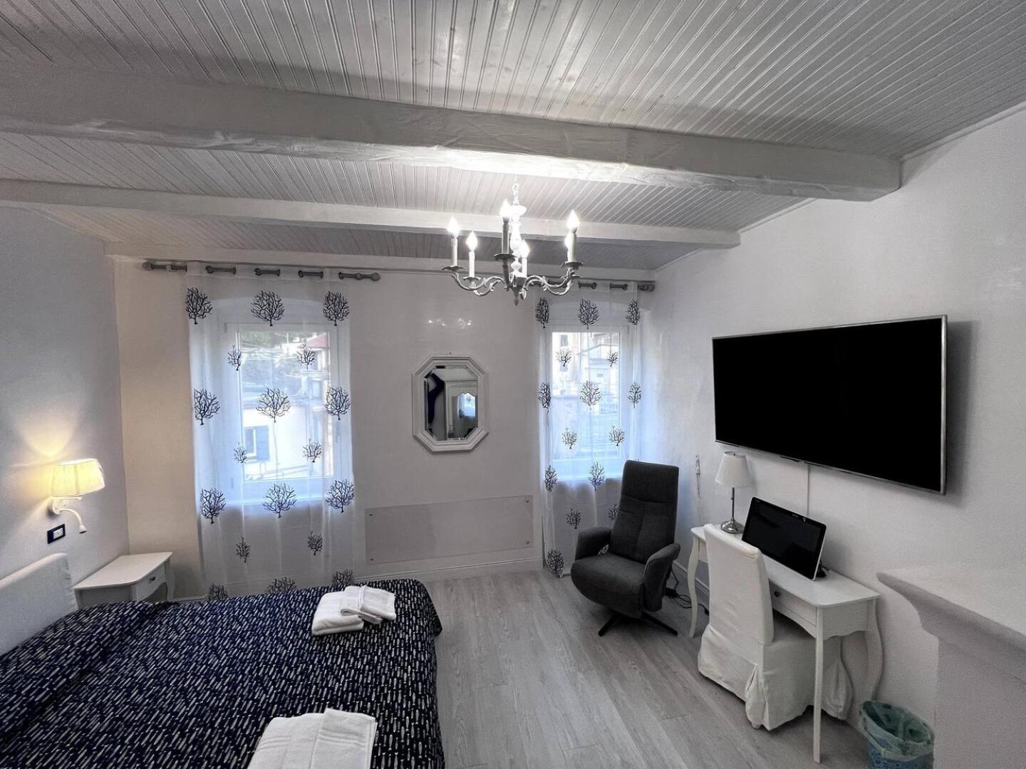 DELuxe 4 Bedrooms in Fegina Monterosso