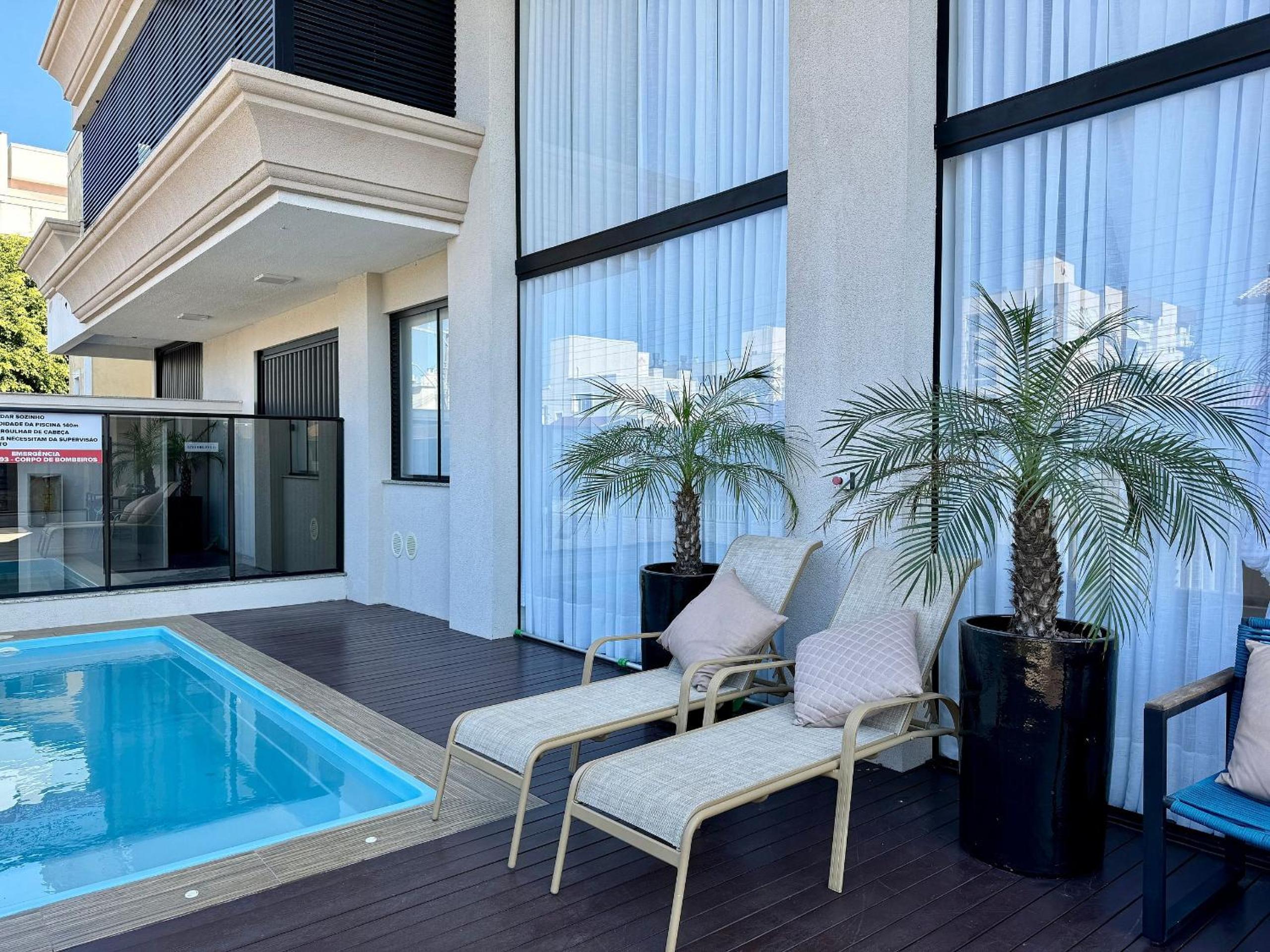 Excelente apartamento em Bombas com piscina