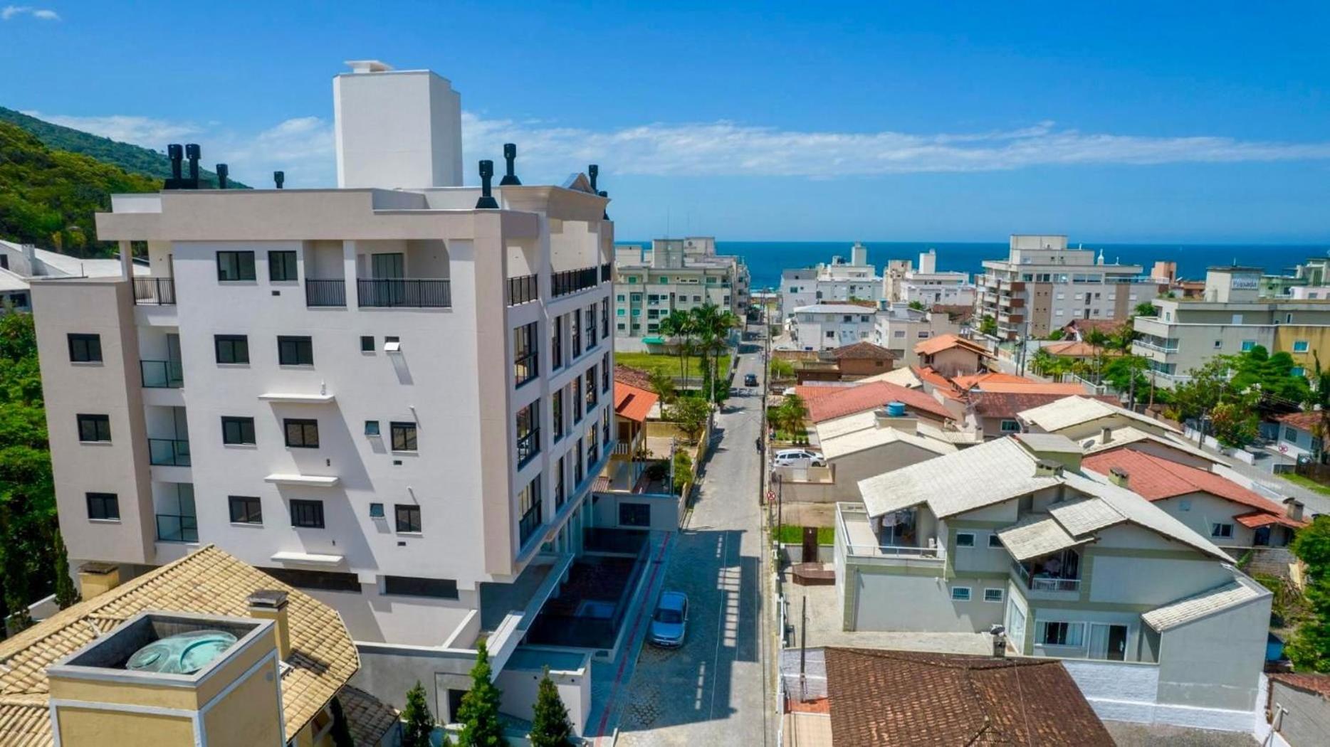 Excelente apartamento em Bombas com piscina