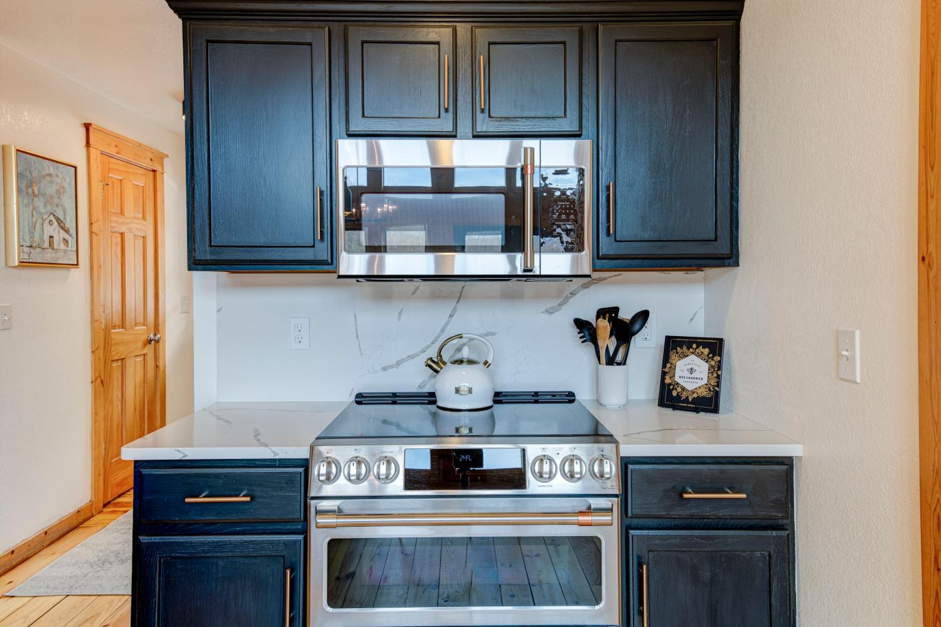 Whiskey Hills - Newly Remodeled Luxury Cabin with Hot Tub, Incredible Views close to Asheville, walk to Hatley Pointe & Ski! view 5