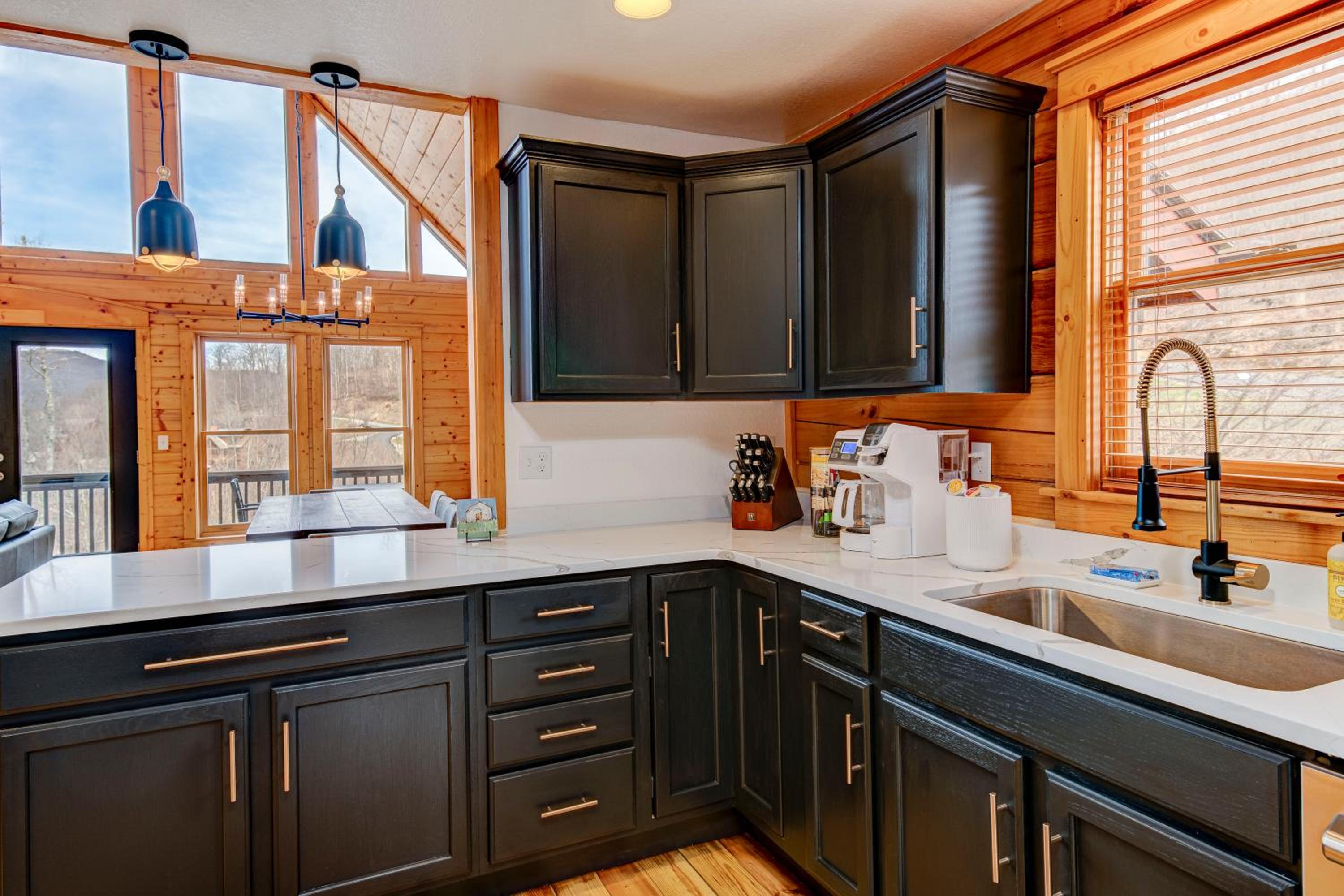 Whiskey Hills - Newly Remodeled Luxury Cabin with Hot Tub, Incredible Views close to Asheville, walk to Hatley Pointe & Ski! view 3
