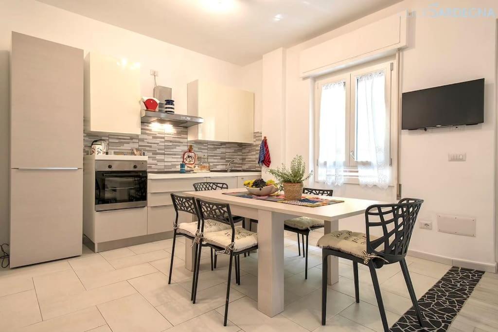 HiddenGarden apartment with garden and jacuzzi in the center of the city of Alghero