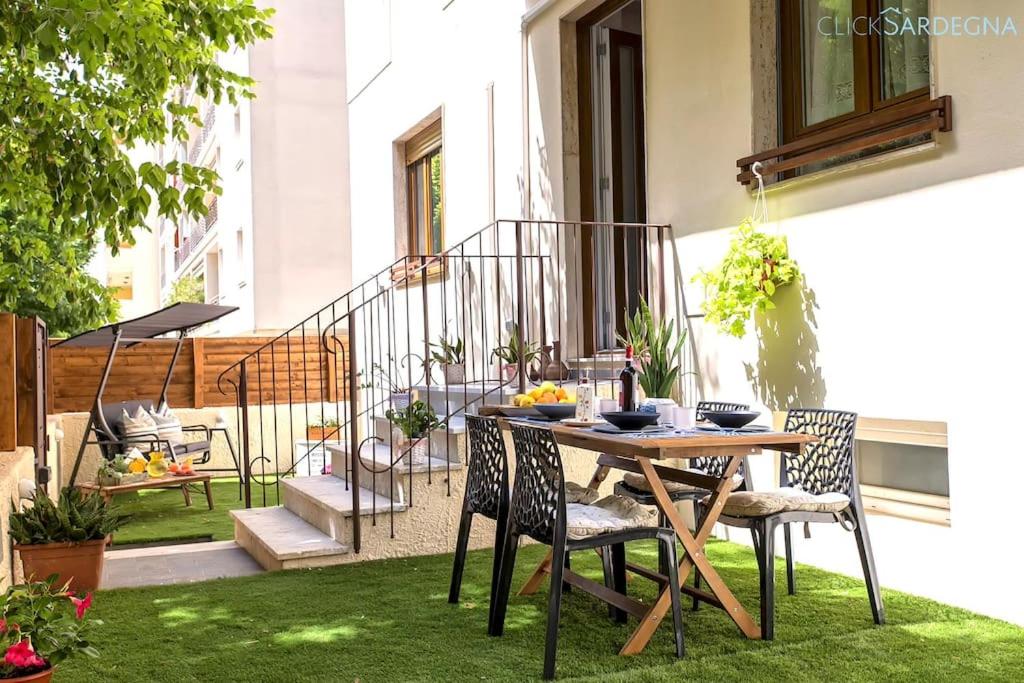 HiddenGarden apartment with garden and jacuzzi in the center of the city of Alghero