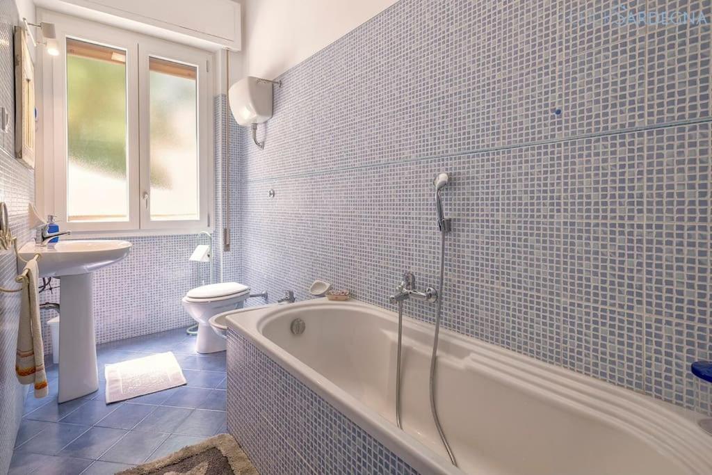 HiddenGarden apartment with garden and jacuzzi in the center of the city of Alghero