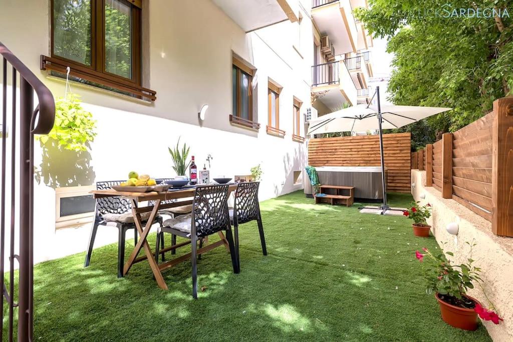 HiddenGarden apartment with garden and jacuzzi in the center of the city of Alghero