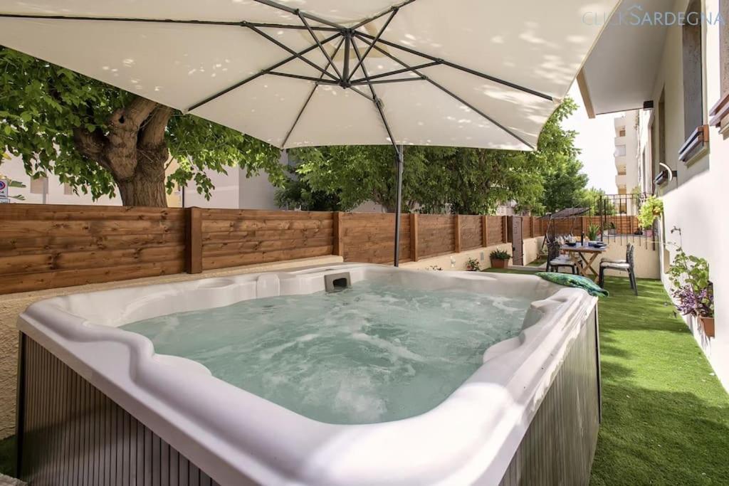HiddenGarden apartment with garden and jacuzzi in the center of the city of Alghero