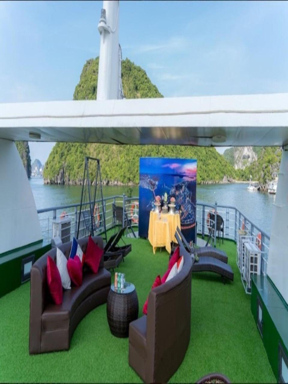 Du thuyền 3 sao thăm vịnh Hạ Long trong ngày - Oti view 2