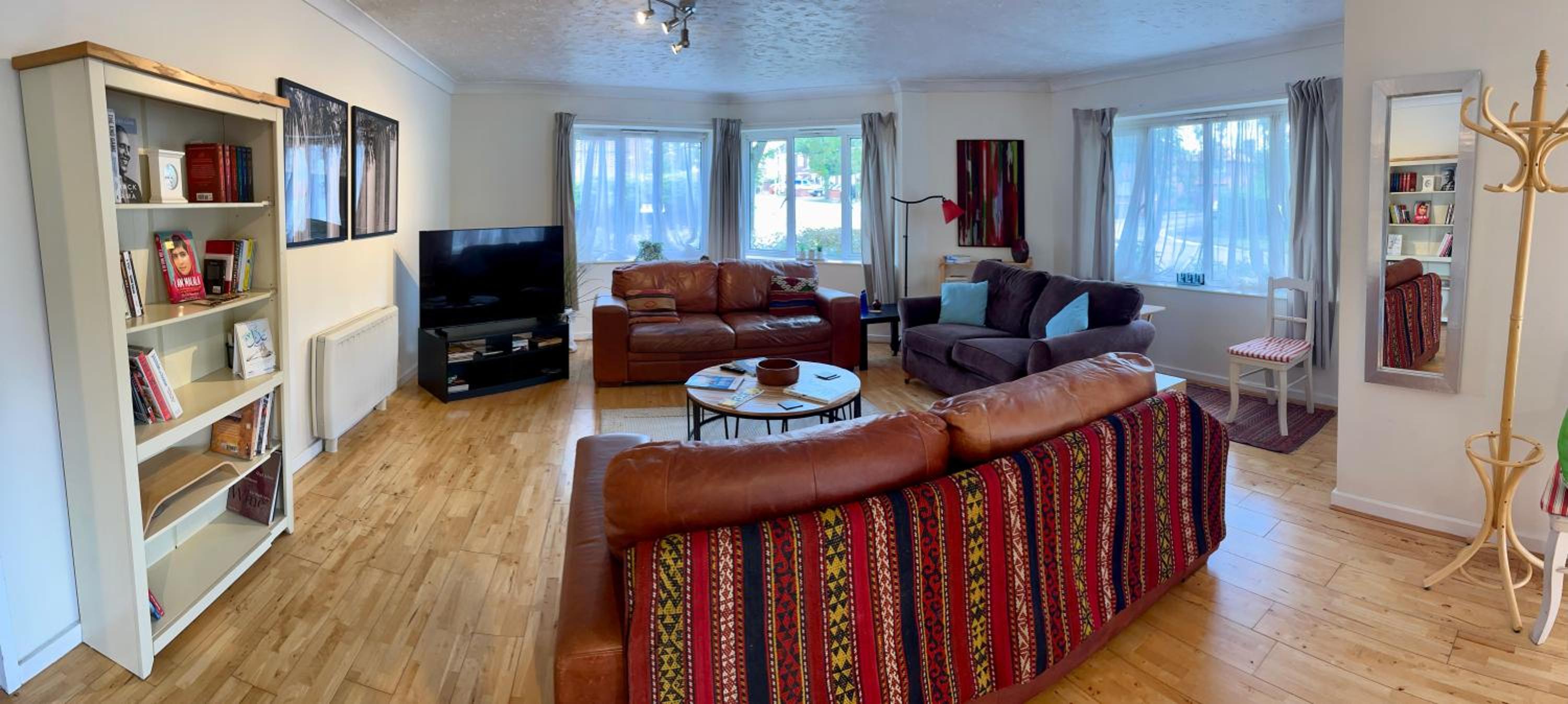 Spacious 2-bedroom ground floor flat with Free Parking view 3