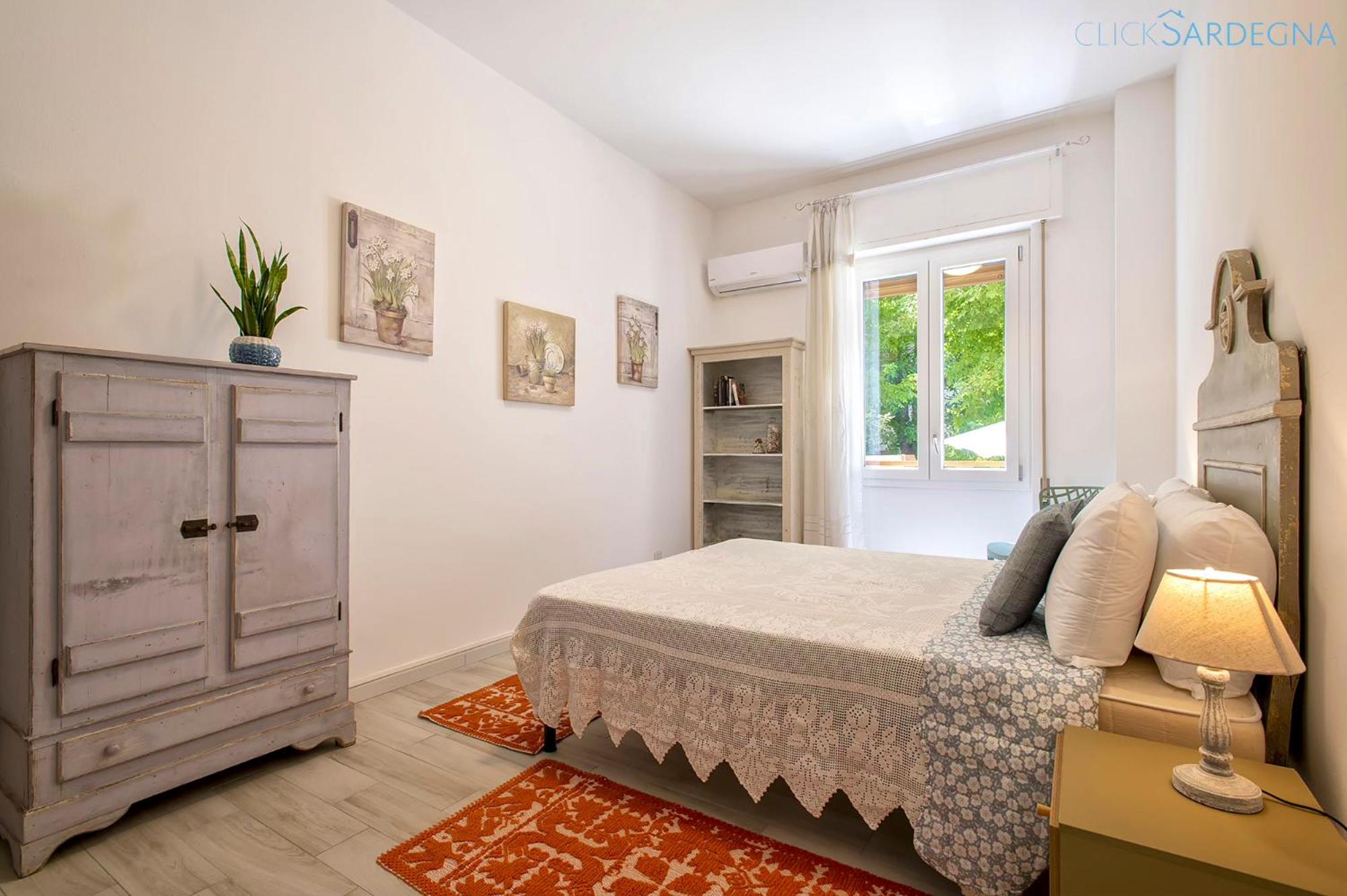 HiddenGarden apartment with garden and jacuzzi in the center of the city of Alghero