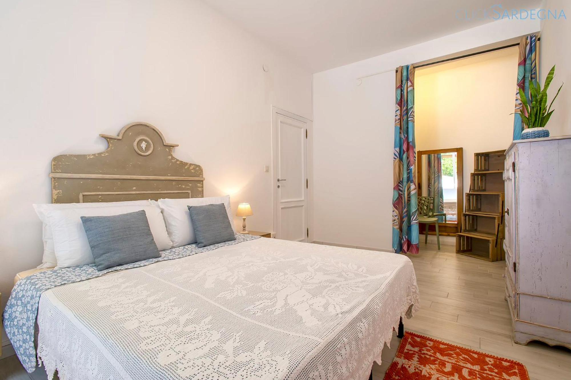 HiddenGarden apartment with garden and jacuzzi in the center of the city of Alghero