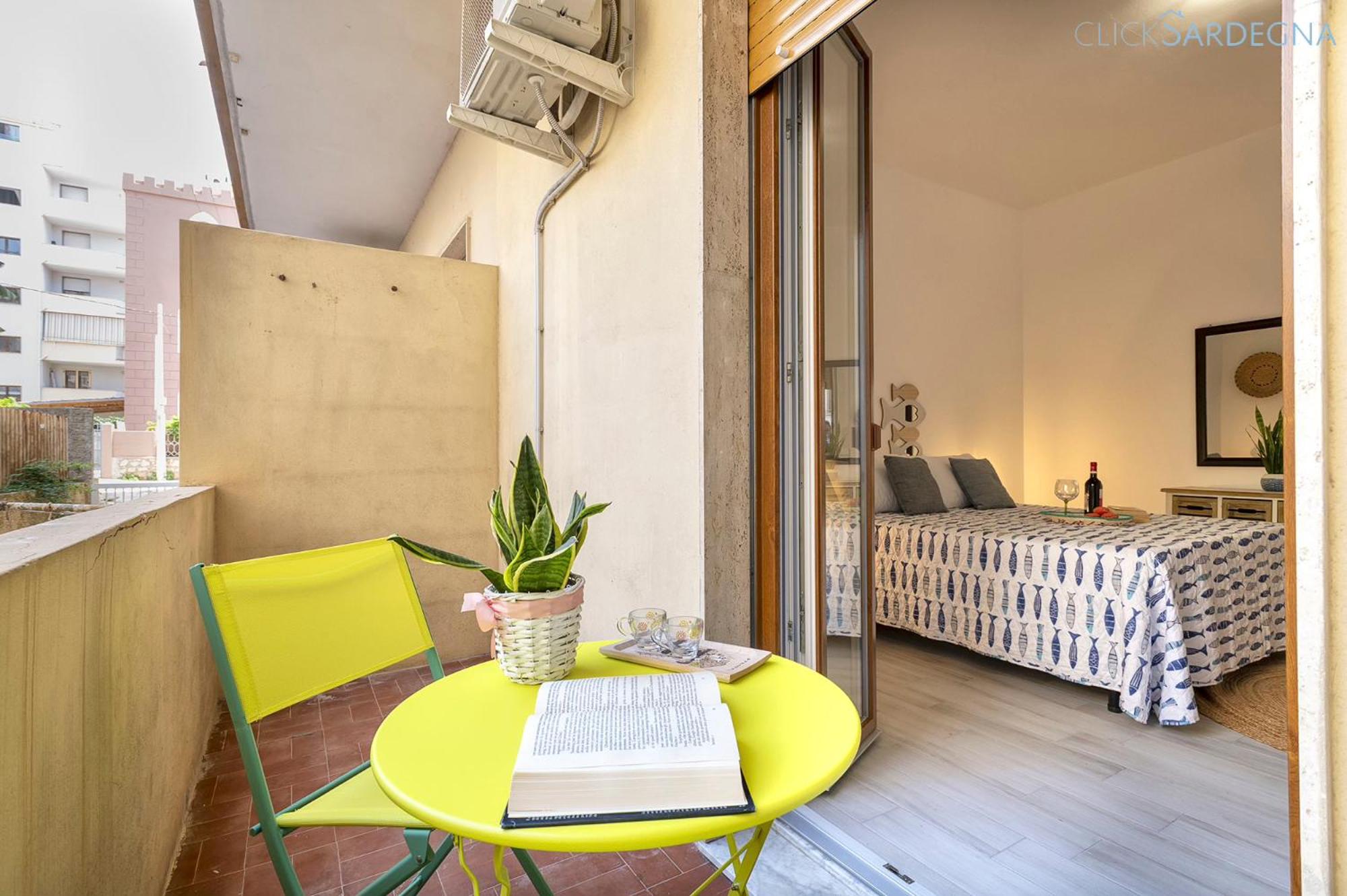 HiddenGarden apartment with garden and jacuzzi in the center of the city of Alghero